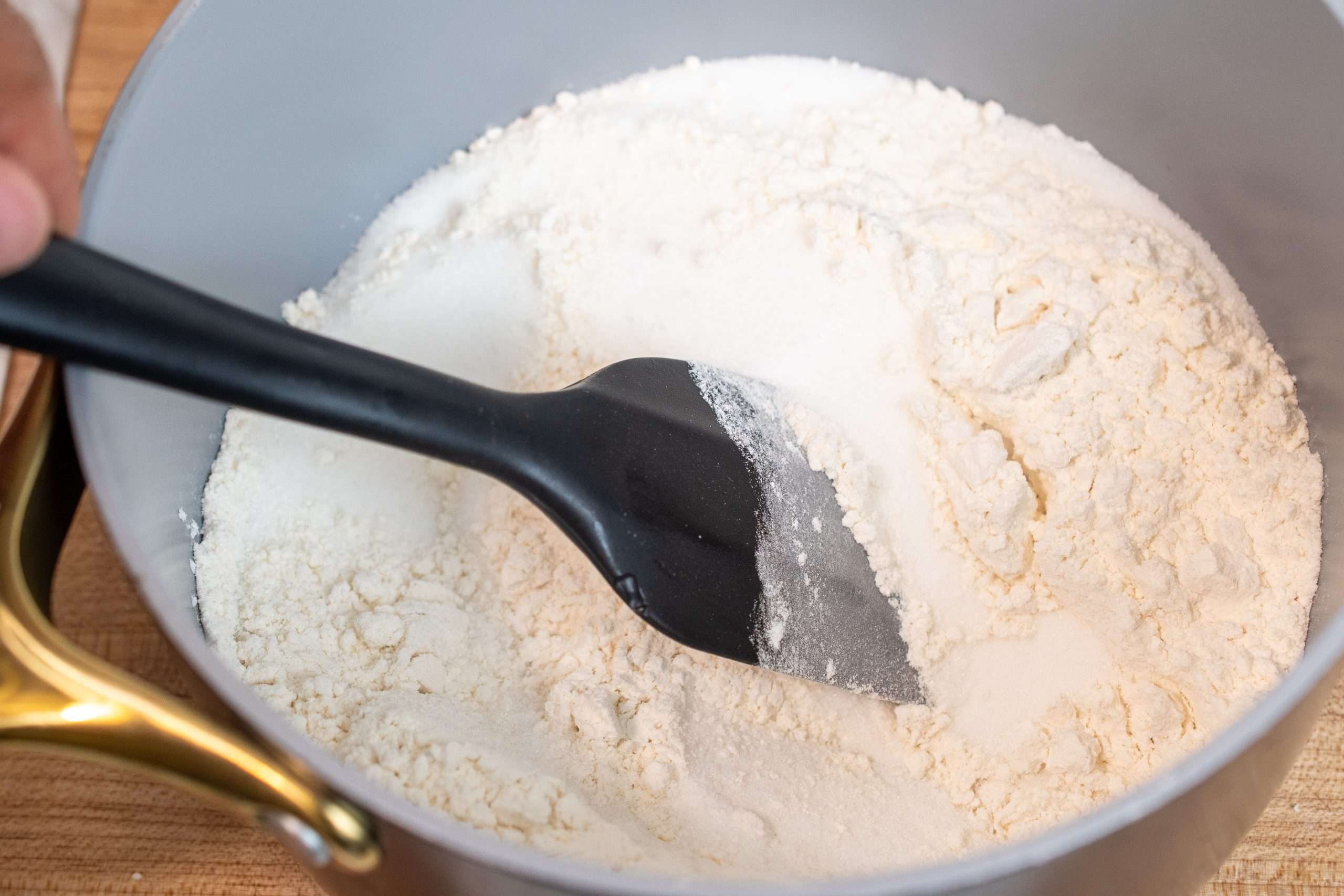 Stirring flour, sugar and salt together until smooth.