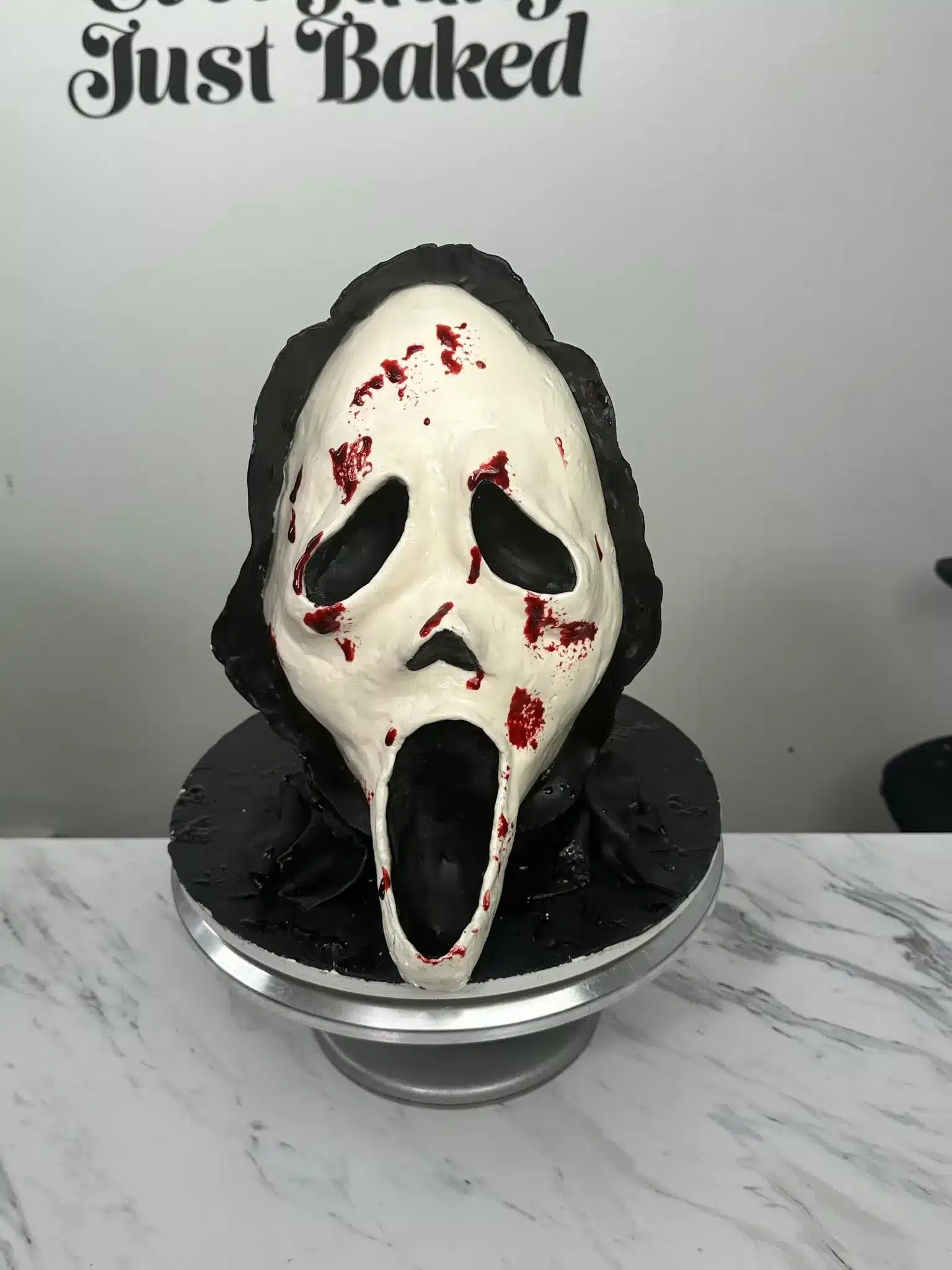 Ghostface mask cake design, ideal for horror-themed events or Halloween celebrations.