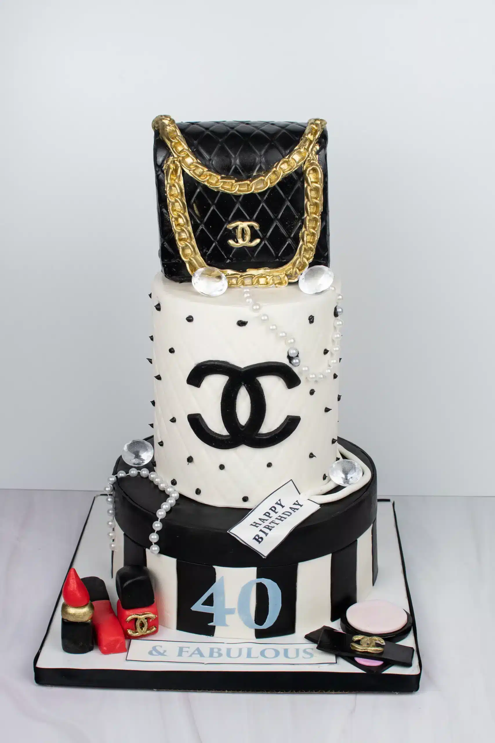 Luxury purse cake with realistic fondant details and gold accents, ideal for fashion-themed events or upscale celebrations.